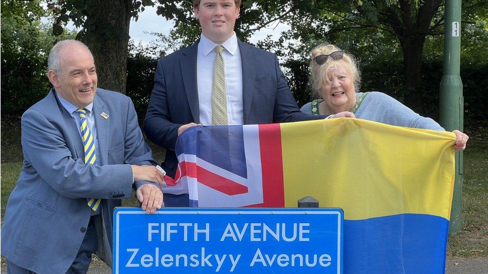 UK government minister and MP Robert Halfon (left) and Harlow leaders hold flags of Ukraine and the UK at the unveiling ceremony. Photo: 21 July 2023