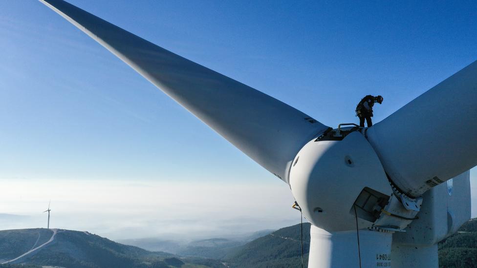 Rope access technicians carry out maintenance service on wind turbines in Turkey