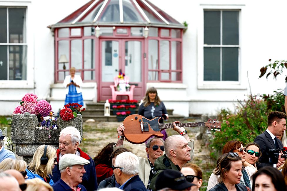 Mourners pay tribute to Sinéad O'Connor in Bray on 8 August 2023