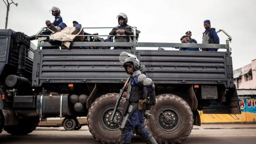 A policeman walks in front of a police truck as the Congolese capital Kinshasa (19 October 2016)