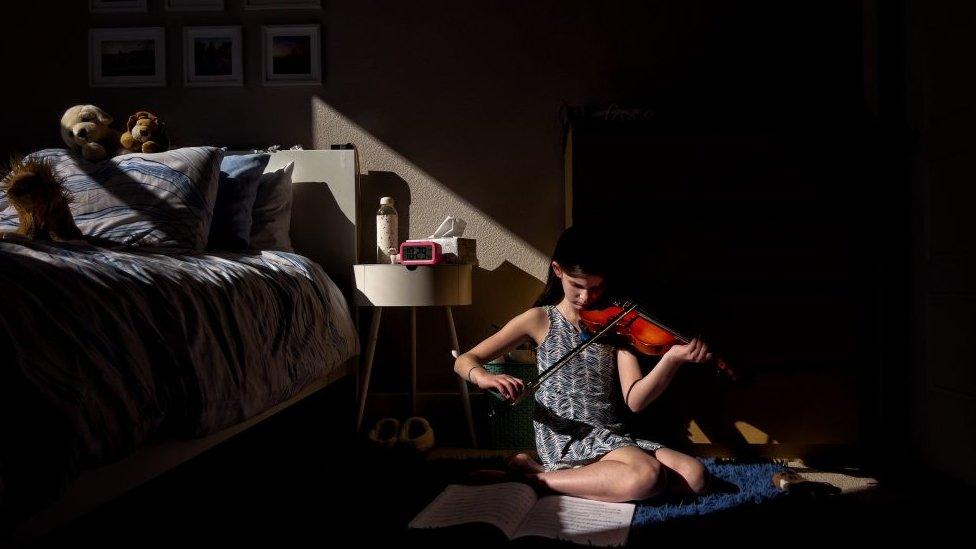 girl playing violin