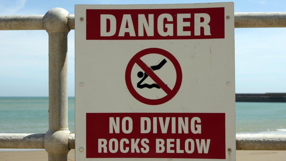 Beach sign says no diving