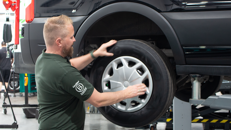 Fitting a tyre