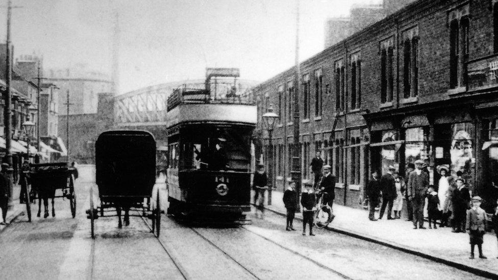 A tram in Braunstone Gate