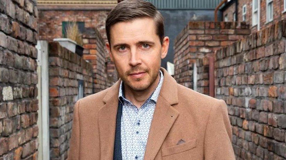 Gareth Pierce fel Todd Grimshaw yn Coronation Street