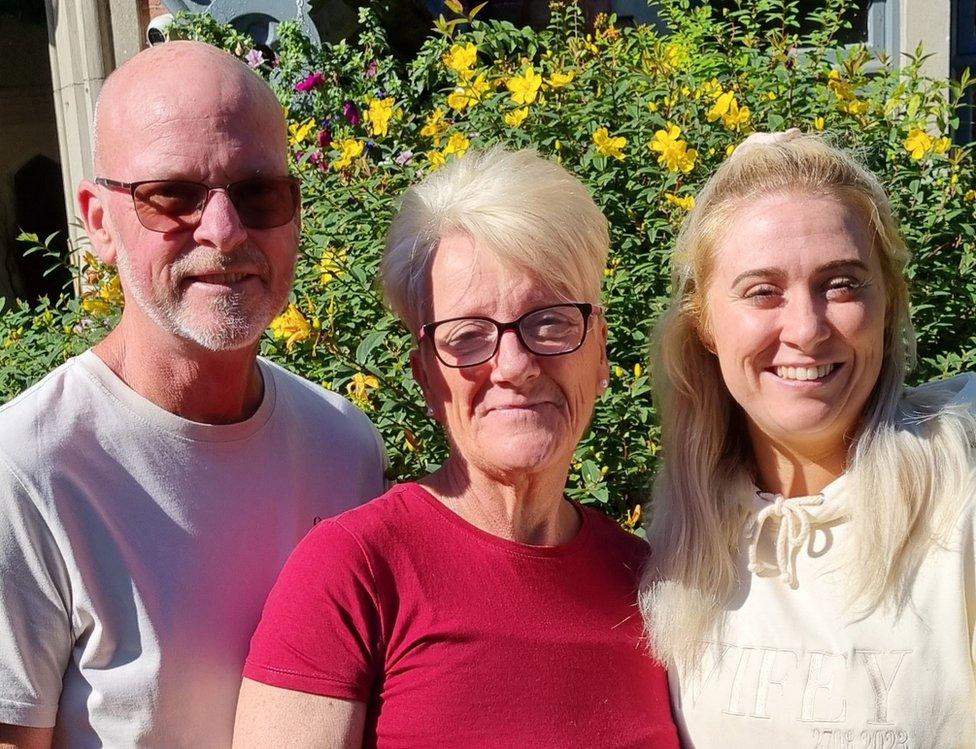 Sharon Applin with husband Sean (l) and daughter Kelly (r)