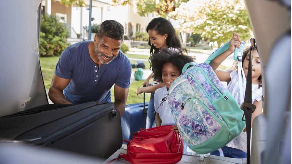 Family-pack-their-car-for-holiday.