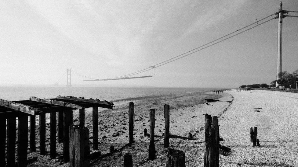 Bringing road sections up on to the bridge 1980