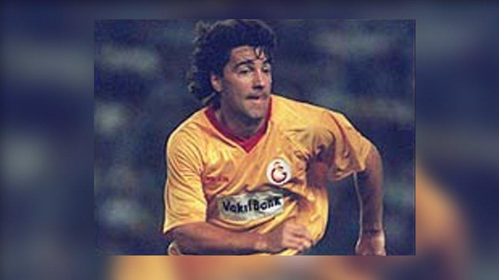 Dean Saunders yn chwarae i Galatasaray yn y 1990au