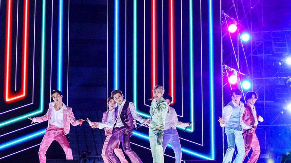 bts-performing-at-the-amas