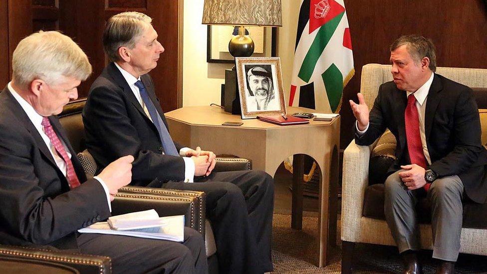 King Abdullah (R) speaks to British Foreign Secretary Philip Hammond (C) in Amman, Jordan (1 February 2016)