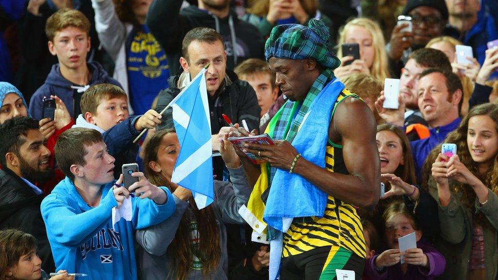 Usain Bolt signs autographs in Glasgow