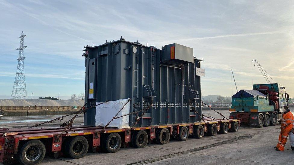 The shunt reactor on a lorry bed