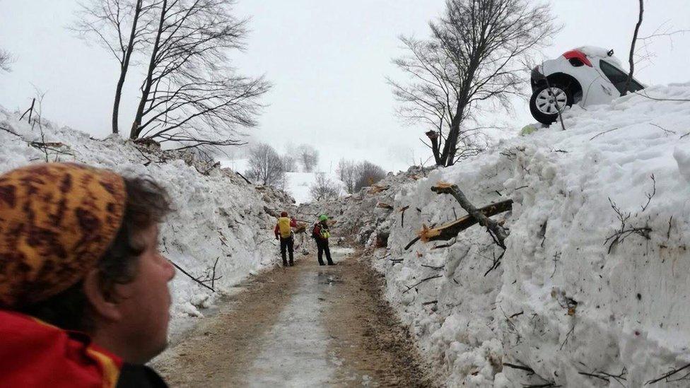 A handout photo made available by the Italian Mountain Rescue Service "Corpo Nazionale Soccorso Alpino e Speleologico" (CNSAS) on 24 January 2017 shows rescue crews near the Hotel Rigopiano in Farindola, Abruzzo region, Italy