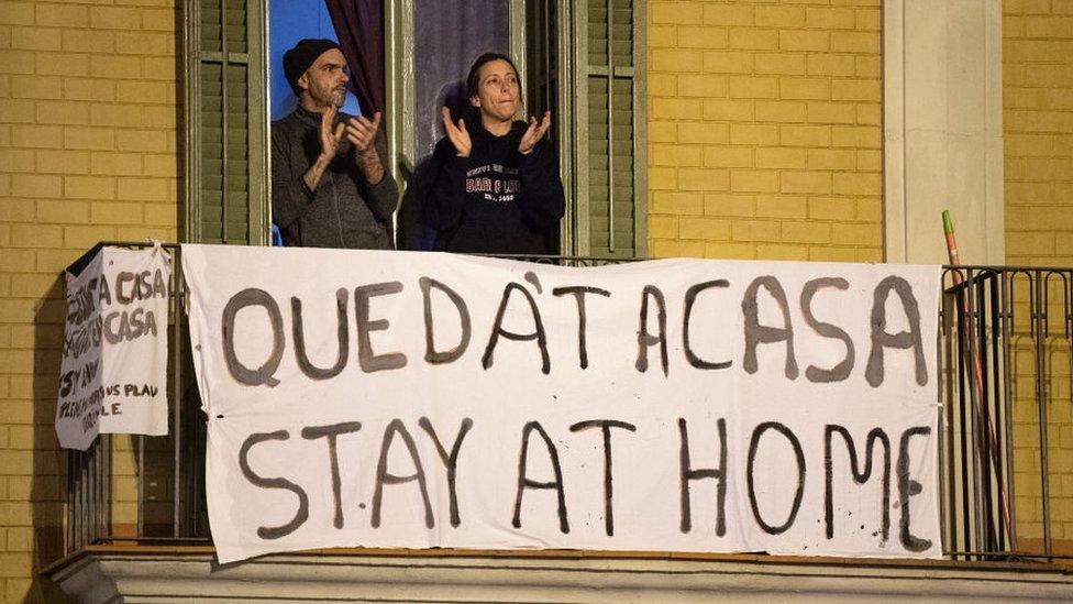 people-clapping-on-balcony.