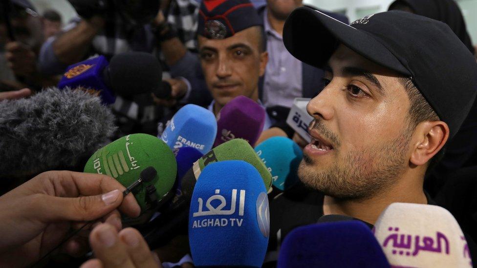 Abdul Rahman Miri speaks to reporters at the King Hussein Bridge border crossing after being released by Israel (6 November 2019)