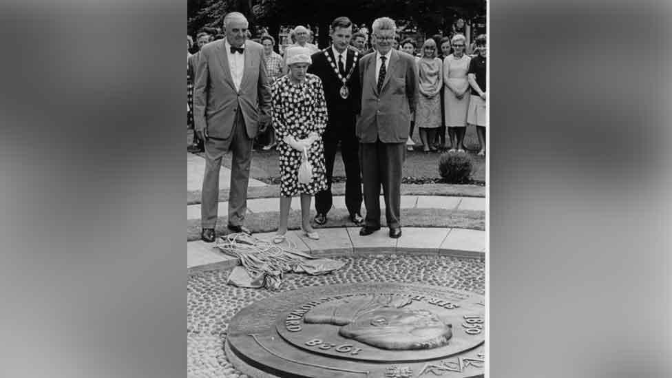 Unveiling ceremony for the Ebenezer Howard memorial, 1964