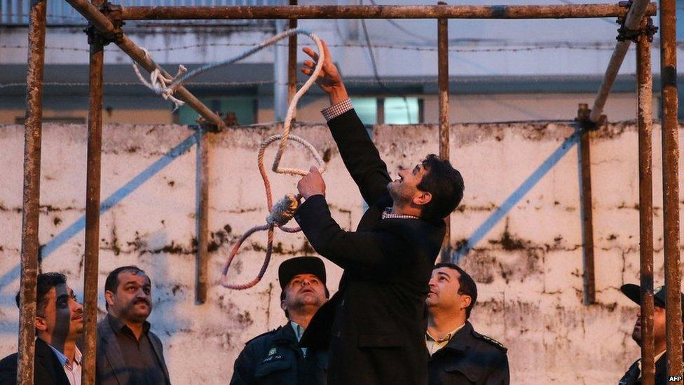 An Iranian official prepares a noose for the execution of a man convicted of murder in the city of Noor (15 April 2014)