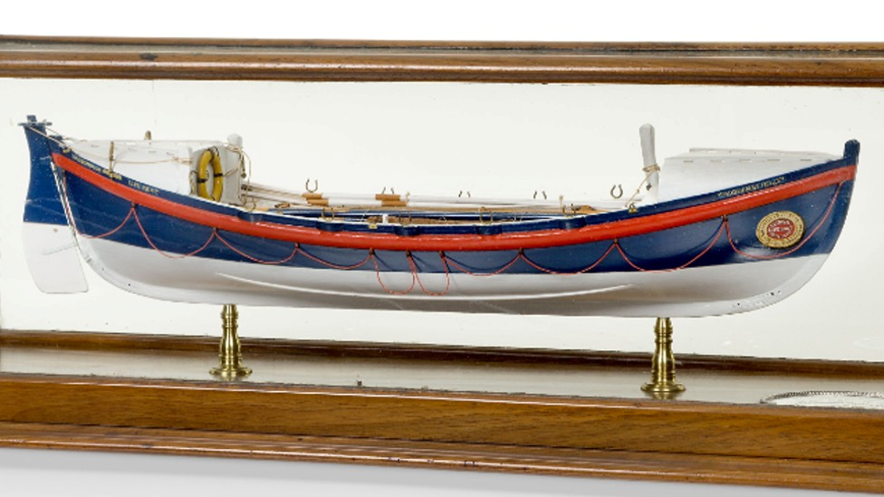 Presentation model of boat in wooden case