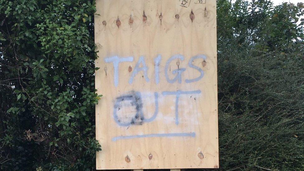 sign saying 'taigs out'