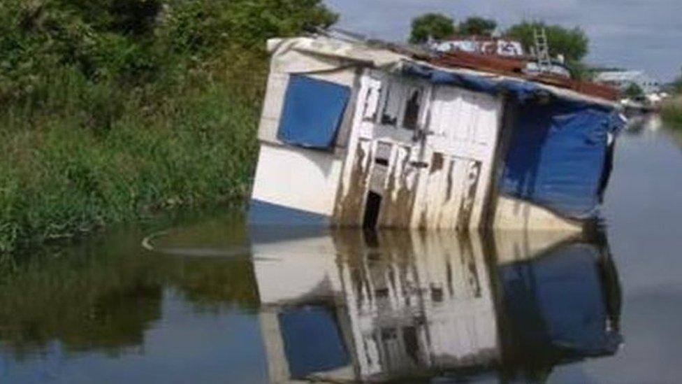 Abandoned boat on the River Hull