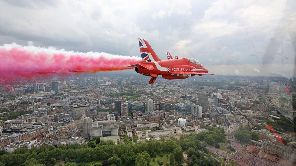 Red Arrow flies over Buckingham Palace