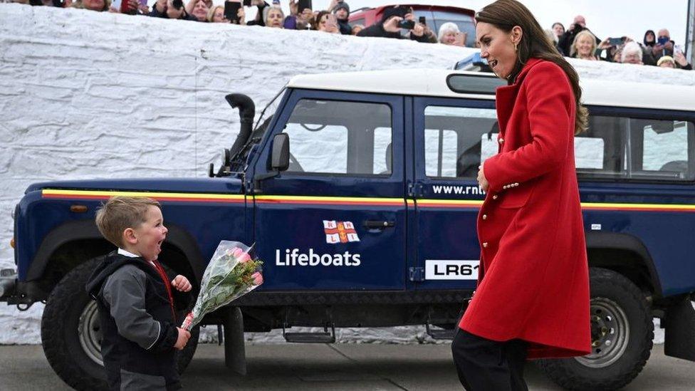 Theo Crompton, 4 oed, yn cwrdd a'r Tywysog William a'r Dywysoger Catherine