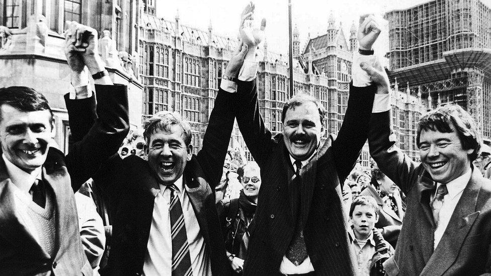 Cynog Dafis,Dafydd Wigley, Dad (Elfyn Llwyd) a Ieuan Wyn Jones yn cerdded i'r Senedd yn bedwar dros Blaid Cymru yn 1992