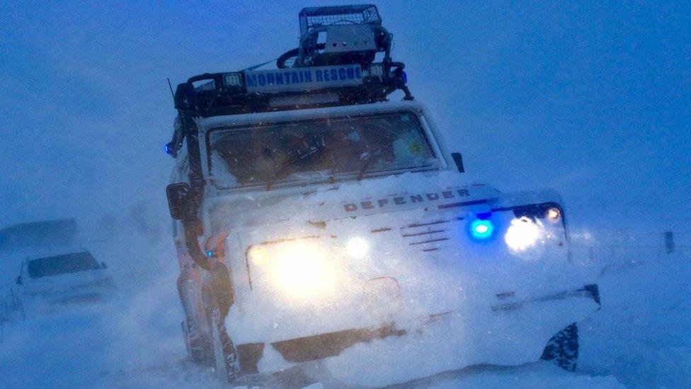 Ochils MRT helping stuck motorists