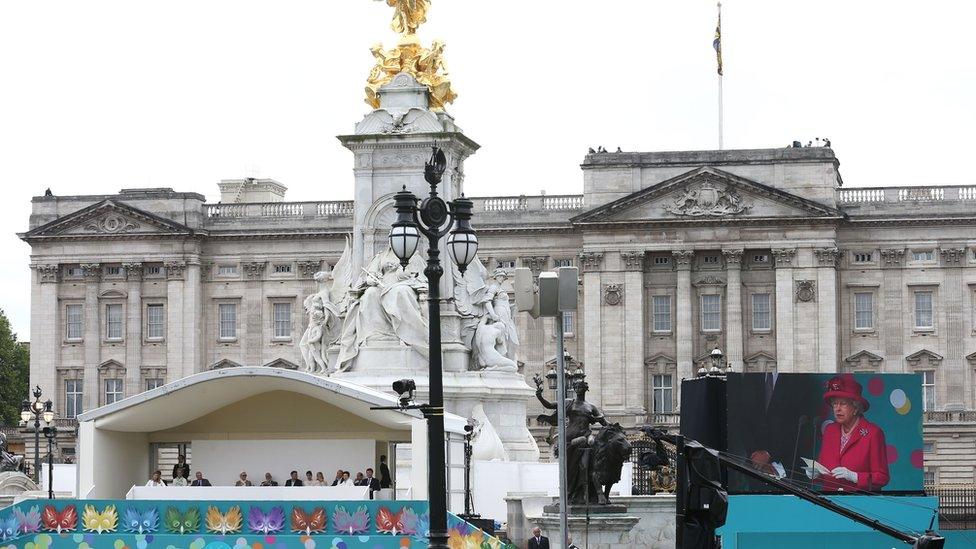 A front view of Buckingham Palace