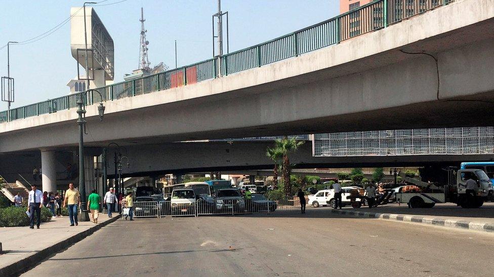 Egyptian security forces close the road leading to the US embassy in Cairo (4 September 2018)