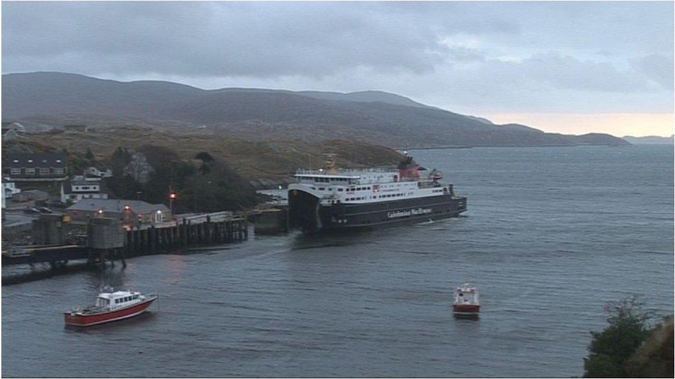 Bàt-aiseig aig cidhe an Tairbeirt sna Hearadh