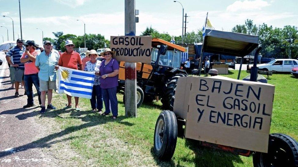 Farmers, traders and haulage contractors holding Uruguayan flags protest next to a road to claim tax reliefs to President Tabare© Vazquez's government in Durazno, Uruguay, on January 23, 2018