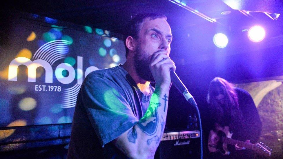 Idles at Moles