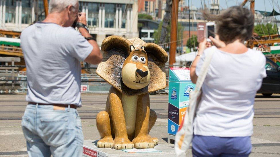 Gromit statue Alex the Lion