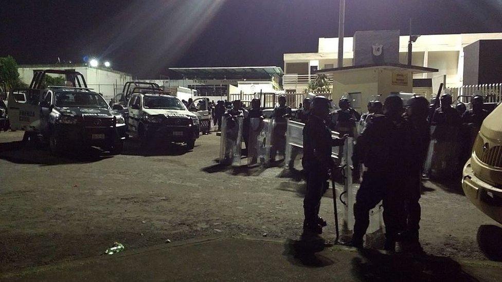 Federal Police agents guard outside the La Toma jail, in Amatlan, Veracruz state, Mexico, early 01 April 2018.