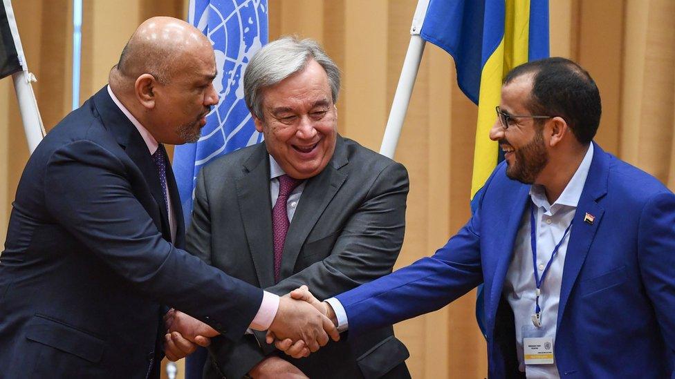 Yemen's Foreign Minister Khaled al-Yamani (L) shakes hands with Houthi representative Mohammed Abdelsalam (R) in front of UN Secretary General Antonio Guterres in Stockholm, Sweden, on 13 December 2018