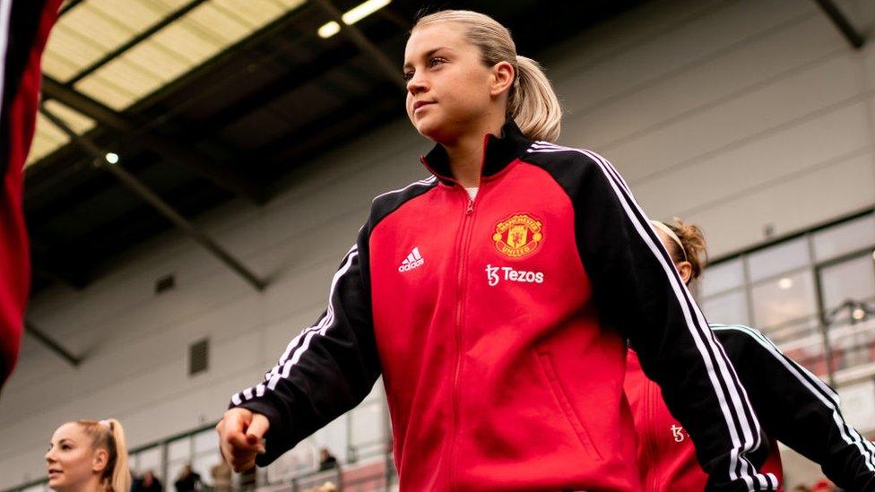 Alessia Russo walking out for Man United.