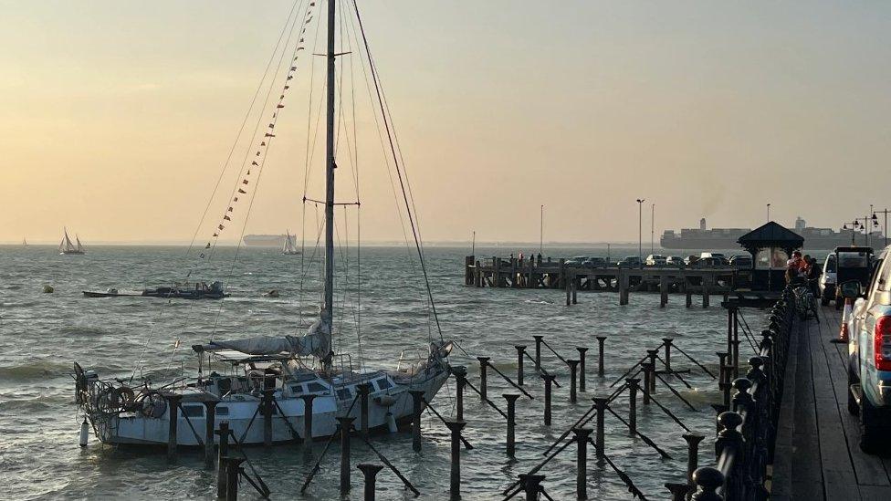 Sailing boat crash at Ryde Pier