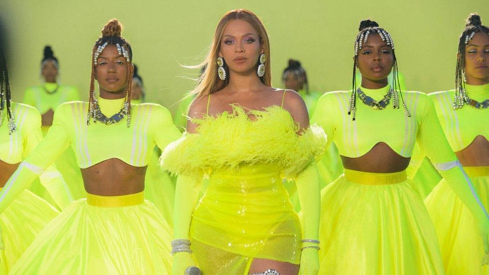 beyonce-and-dancers.