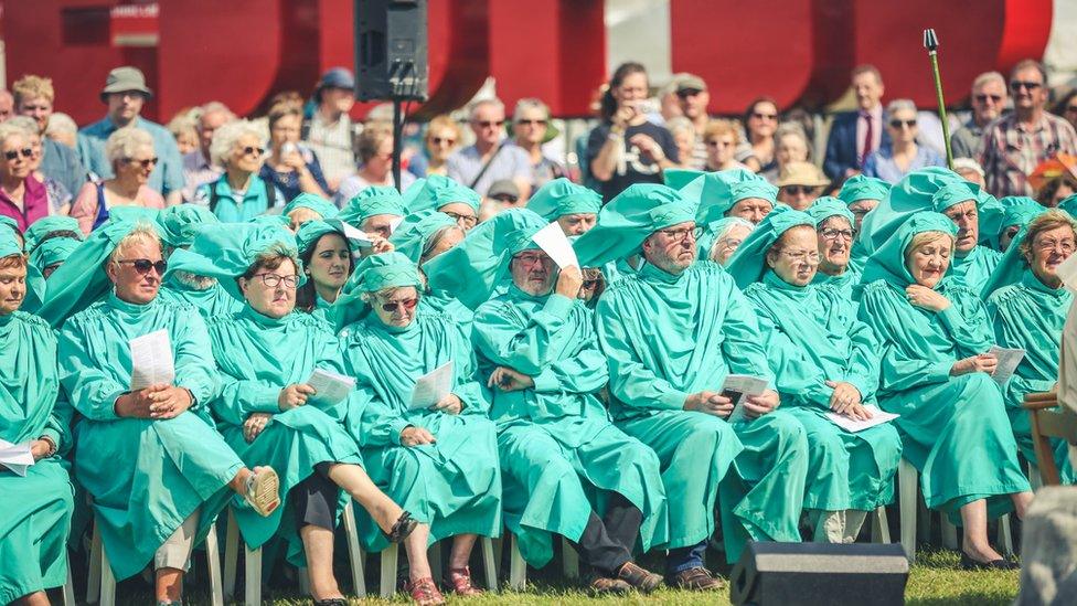 Mae'r aelodau sy'n gwisgo gwyrdd yn arbenigo ym myd y celfyddydau. Gall hynny ddigwydd er anrhydedd, trwy radd neu drwy arholiad. // Members of the Gorsedd who wear green robes specialise in the arts.