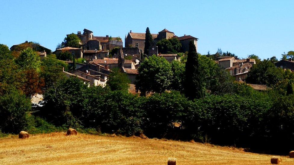 Under lockdown, Bruniquel has lost its visitors and some of its residents do not dare to leave home