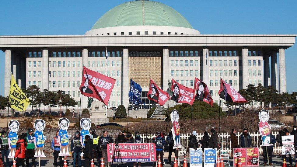 Labor unions protest in front of the National Assembly in Seoul, South Korea, 6 December 2016, as a parliamentary hearing begins on the scandal surrounding presidential confidante Choi Soon-sil and her connections with business groups.