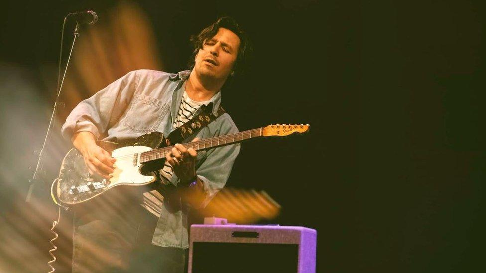 Davy Knowles playing a guitar