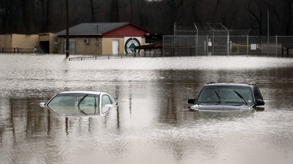 US storms: Missouri floods close Mississippi near St Louis - BBC News