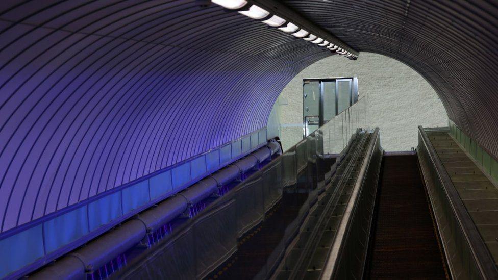 The tunnel lift escalator