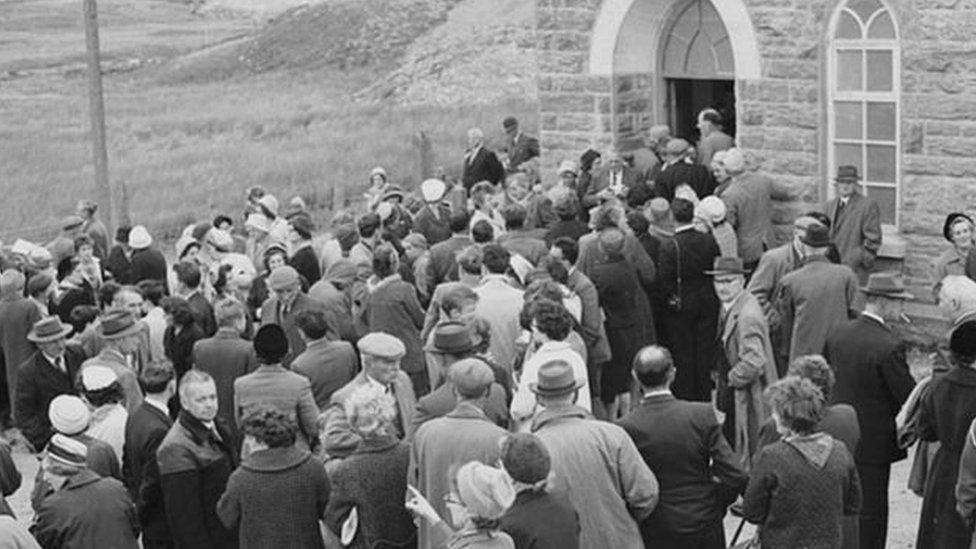 A large congregation attended the last ever service held at Capel Celyn's chapel on 28 September 1963. The last wedding had taken place in the chapel a fortnight before