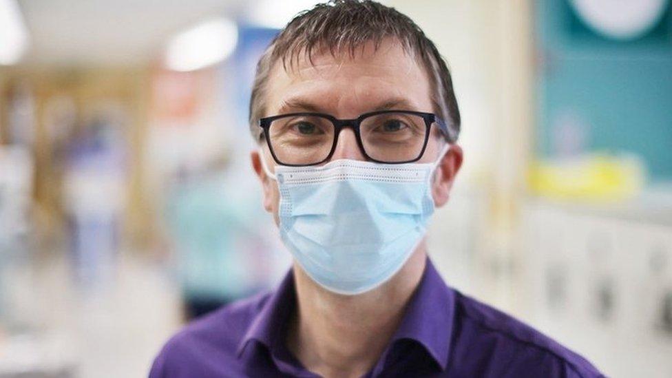 Dr Tom Fardon is a consultant Physician in Respiratory and General Internal Medicine at NHS Tayside