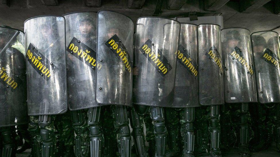 Soldiers with riot shields in Bangkok (25 May 2014)