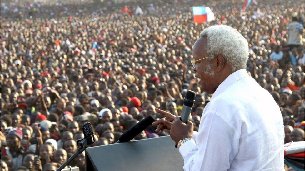 Former Tanzania"s Prime Minister and main opposition party CHADEMA presidential candidate Edward Lowassa addresses a campaign rally at the Rwanda-Nzovwe grounds in Mbeya city, in the Southern Highlands in Tanzania, October 18, 2015